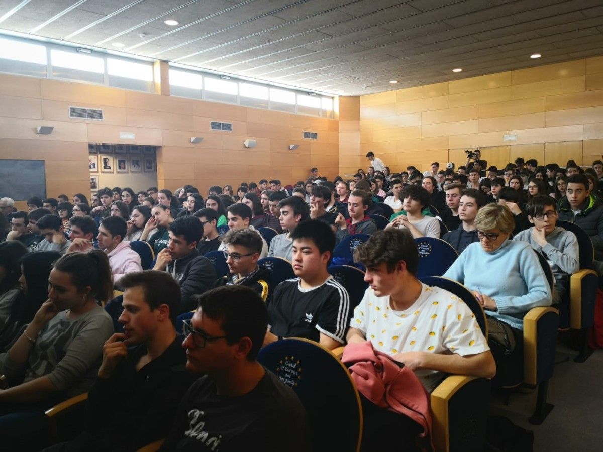Estudiants de diferents punts de Catalunya en la conferència inaugural de la Fira del Coneixement.