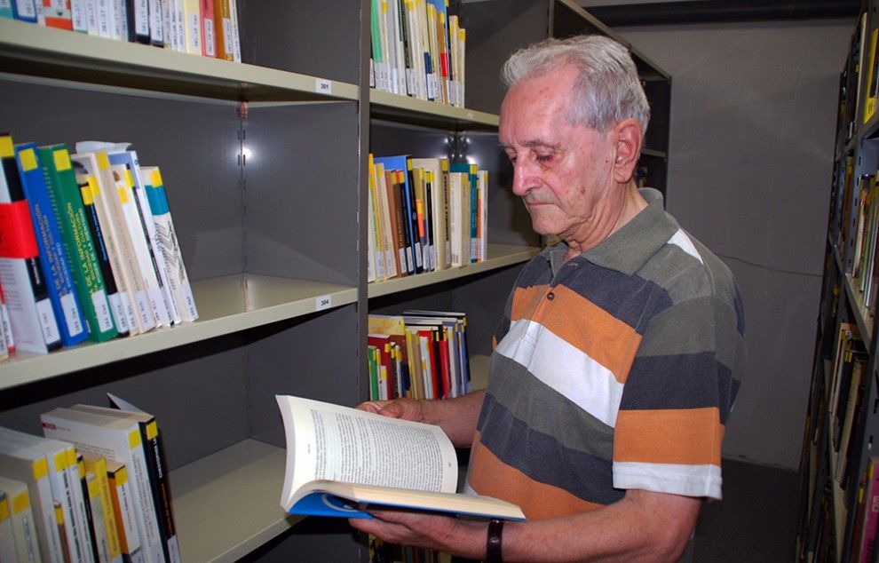 El professor i folòsof Quim Sala consultant el seu fons documental a la Biblioteca de Berga