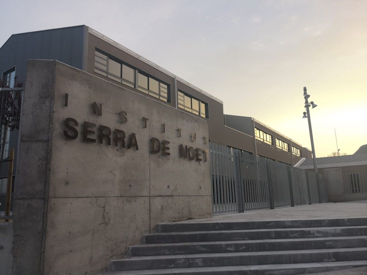 Edifici de nova construcció de l'Institut Serra de Noet en una imatge d'aquest dilluns.