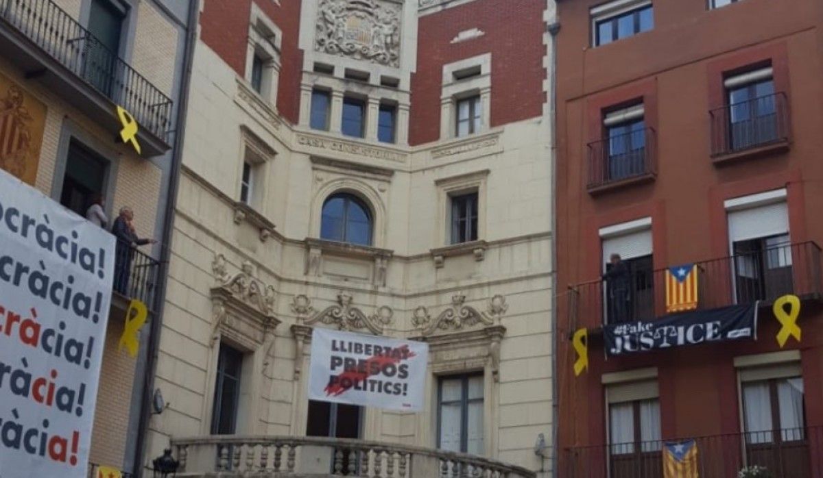 El cartell a favor de la llibertat dels presos, de nou, a l'Ajuntament de Berga. 