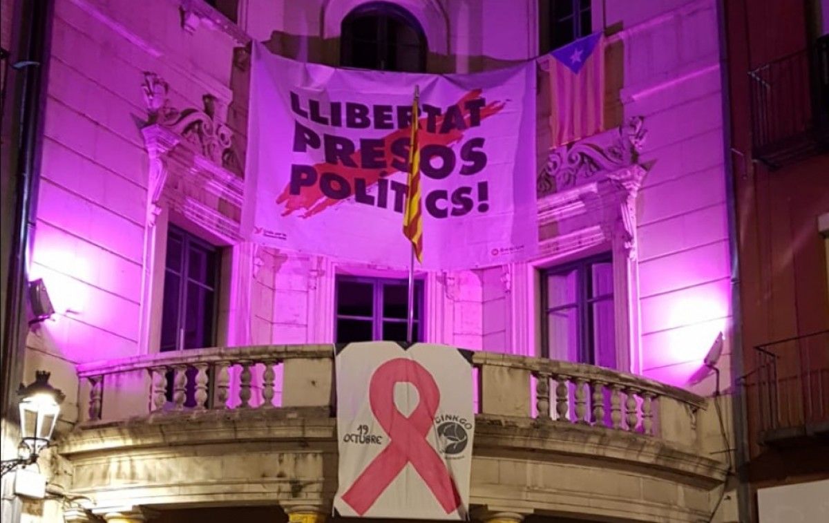 L'Ajuntament de Berga en rosa.