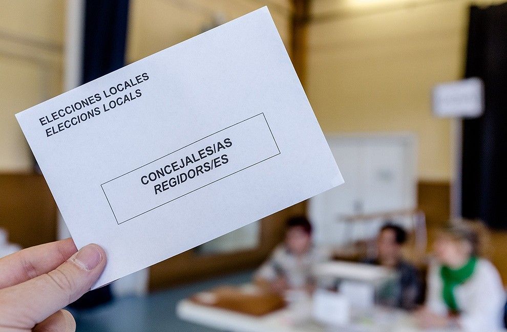 Una mesa electoral i un sobre en les eleccions municipals de 2015.