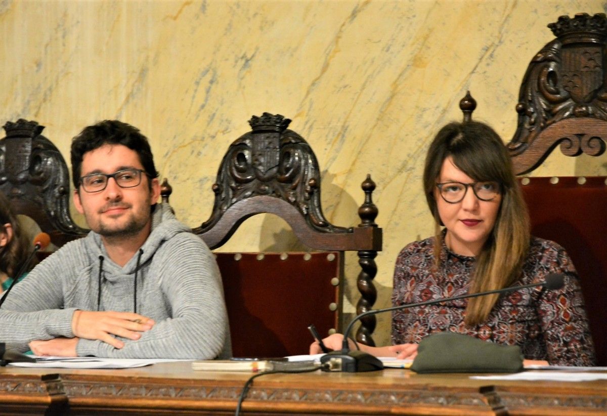El regidor d'Hisenda Marià Miró amb l'alcaldessa Montse Venturós durant un ple municipal (arxiu).