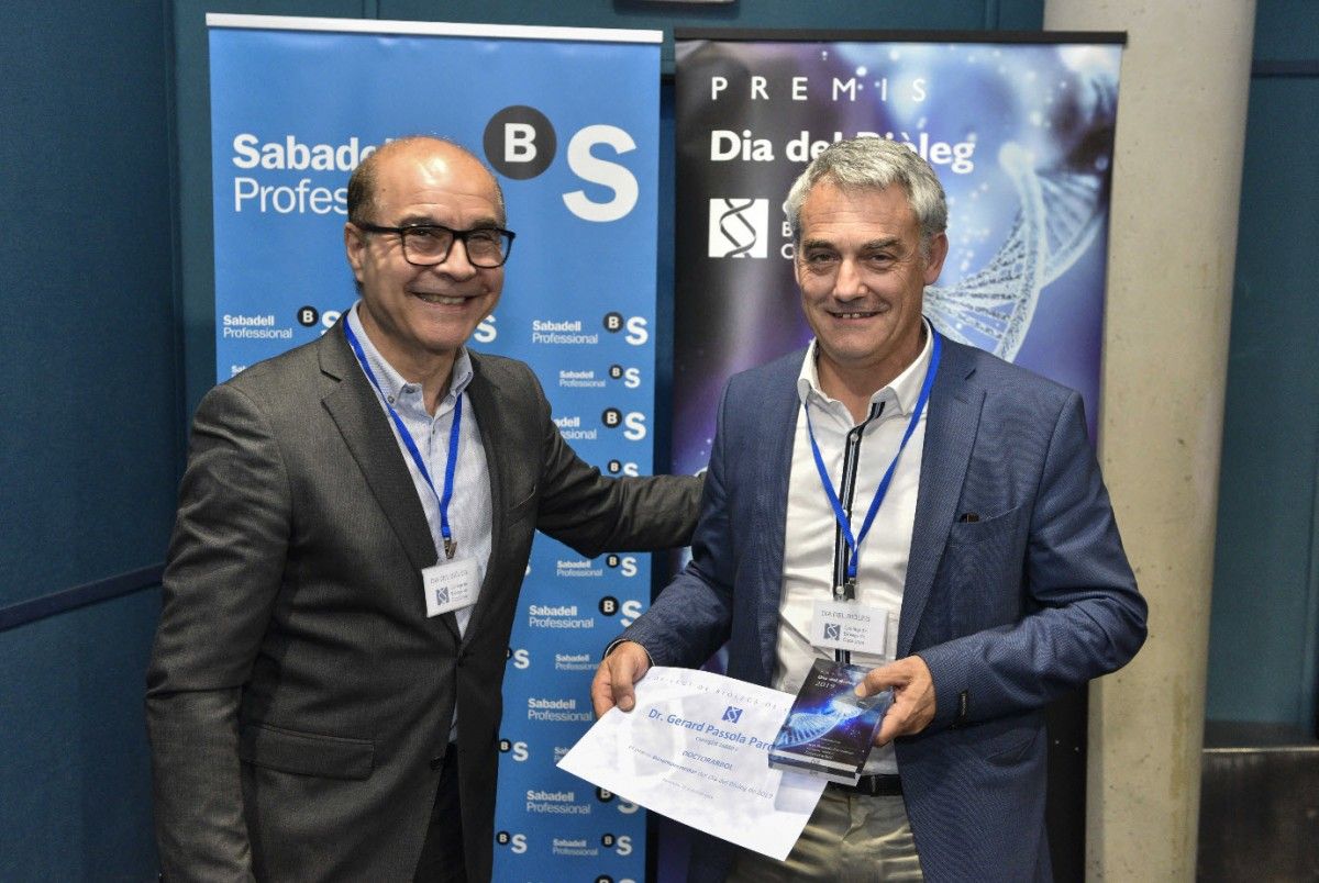 Gerard Passola (a la dreta) durant l'entrega de premis, amb el tresorer del CBC Agustí Escuredo.