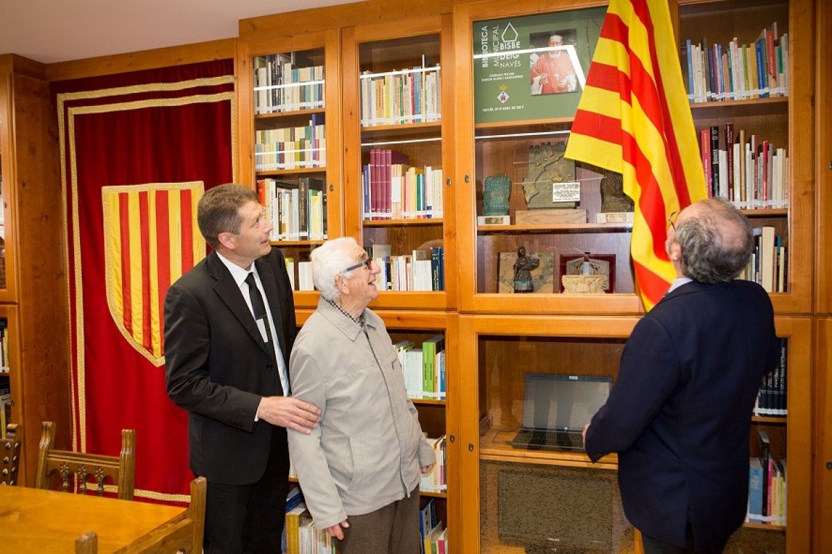 (Arxiu)  Mn. Ramon Alsina, al mig, en la inauguració de la Biblioteca  del Bisbe Deig, a Navès