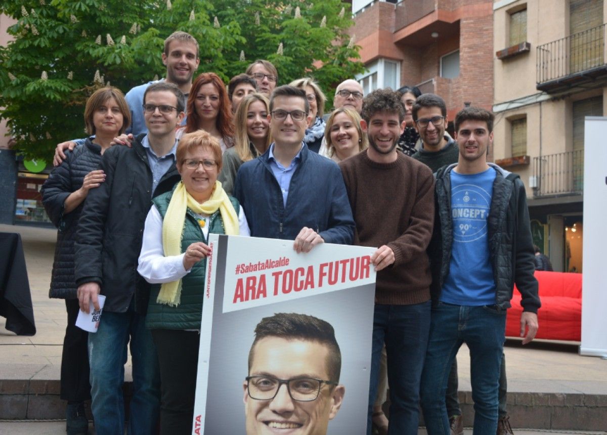 Foto de grup de la candidatura de Junts per Berga a la plaça de les Fonts.