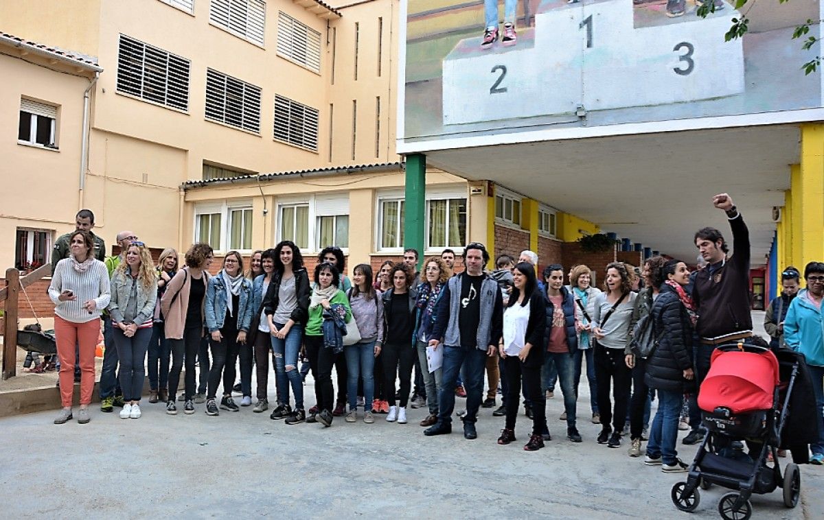 Participants en la tancada a l'Escola Sant Joan de Berga.