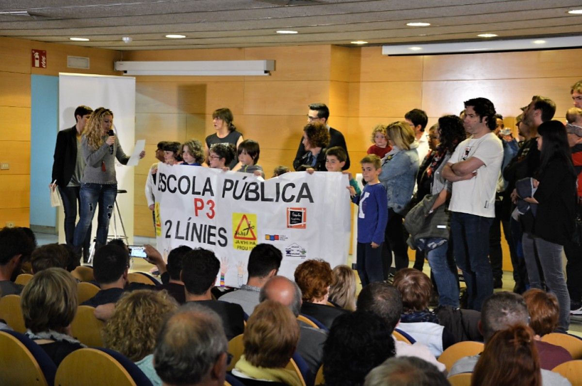 Irrupció de les famílies durant el debat de Televisió del Berguedà.