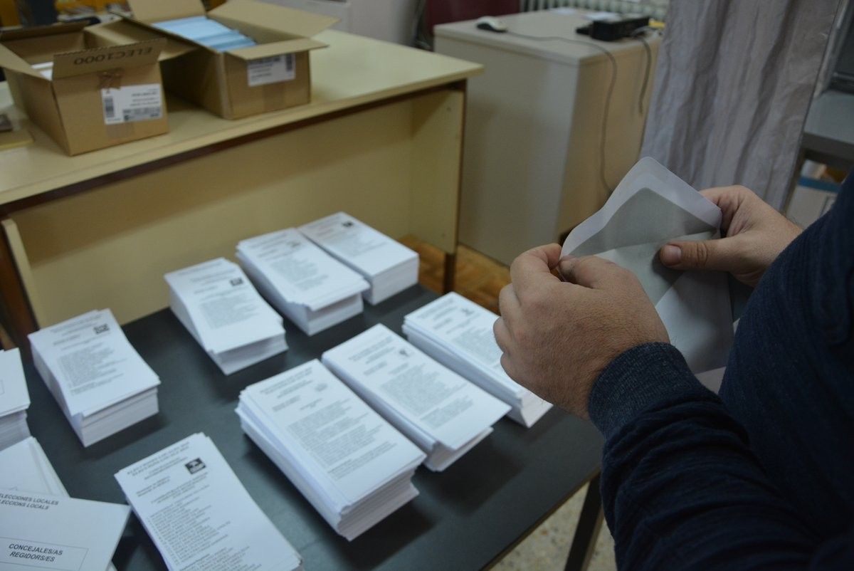 Votant en un col·legi electoral de Berga.