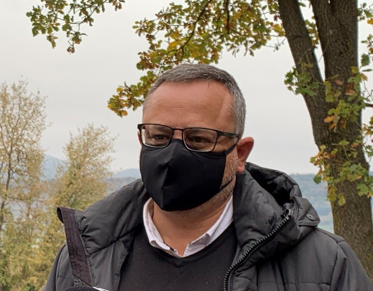 Josep Lara, amb màscara, en roda de premsa (arxiu).