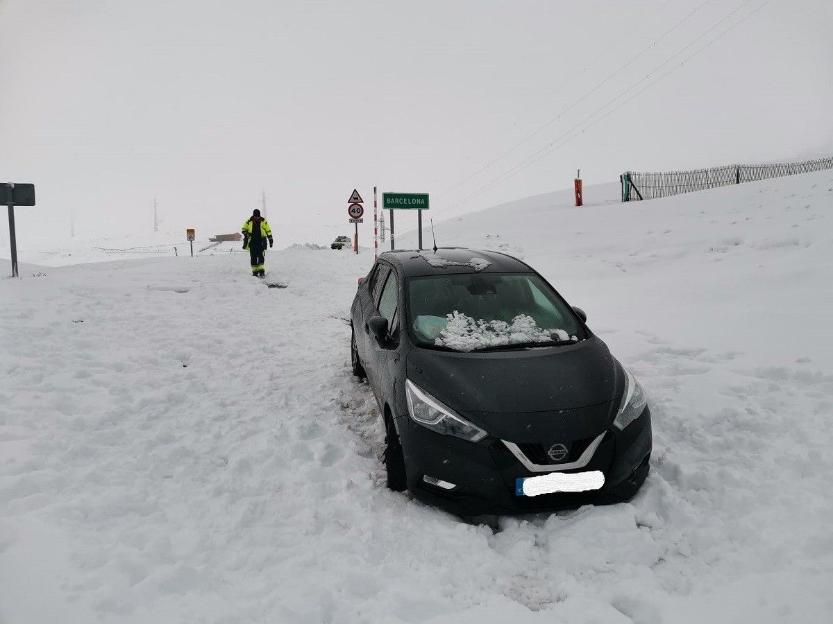 El vehicle atrapat per la neu a Coll de Pal.