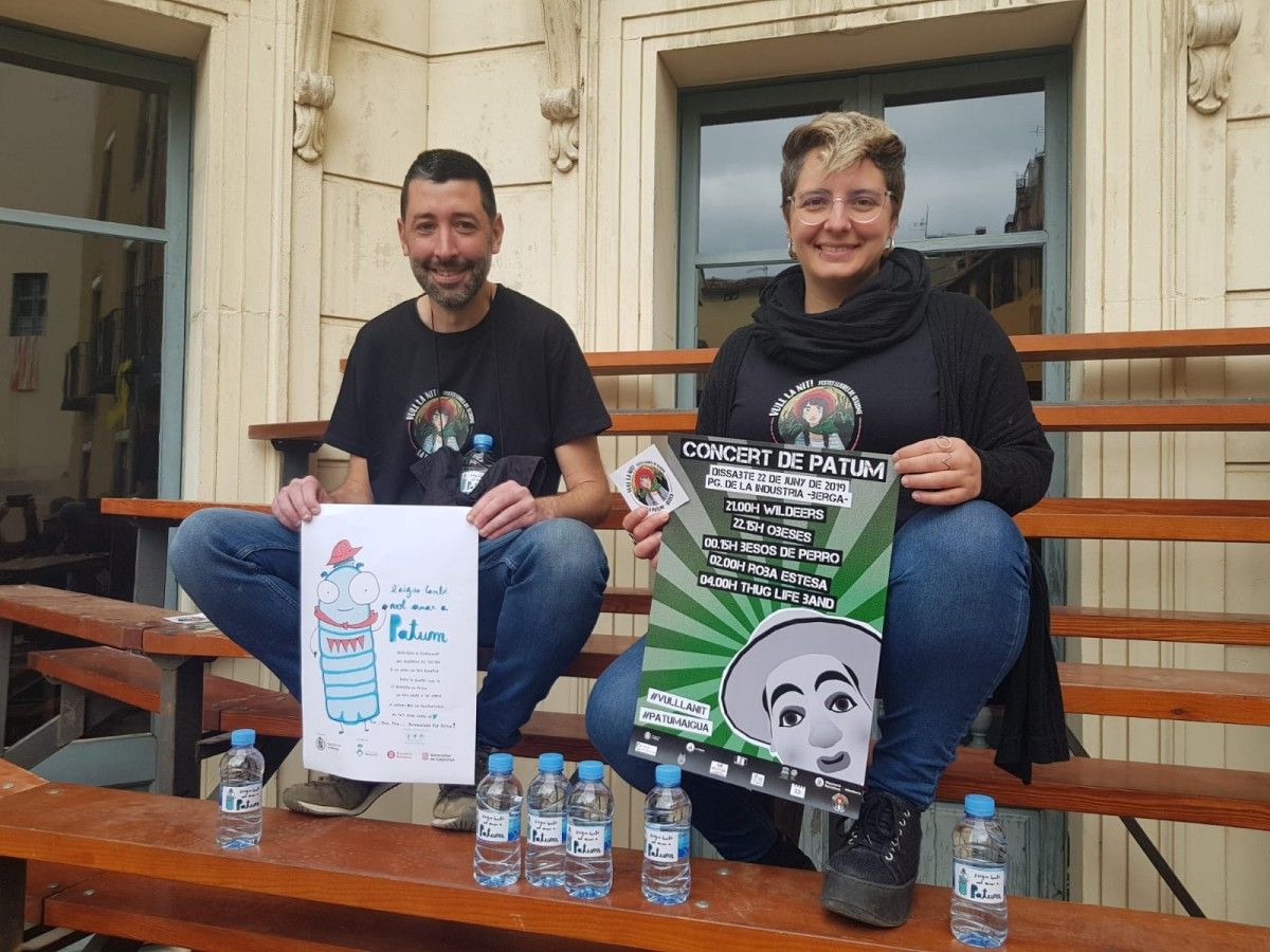 El regidor Ivan Sànchez i la regidora Mònica Garcia a l'empostissat instal·lat al balcó de l'Ajuntament de Berga.