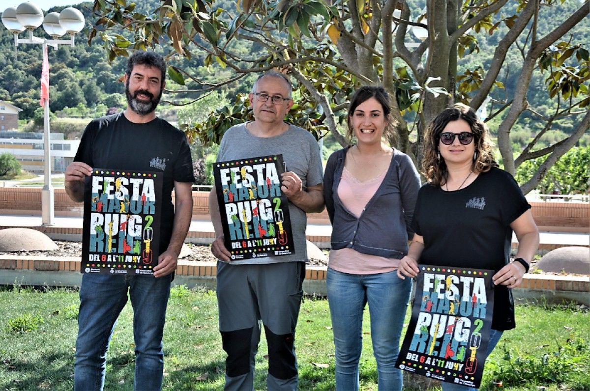 La regidora Alba Santamaria amb membres de les entitats que fan possible la Festa Major de Puig-reig.