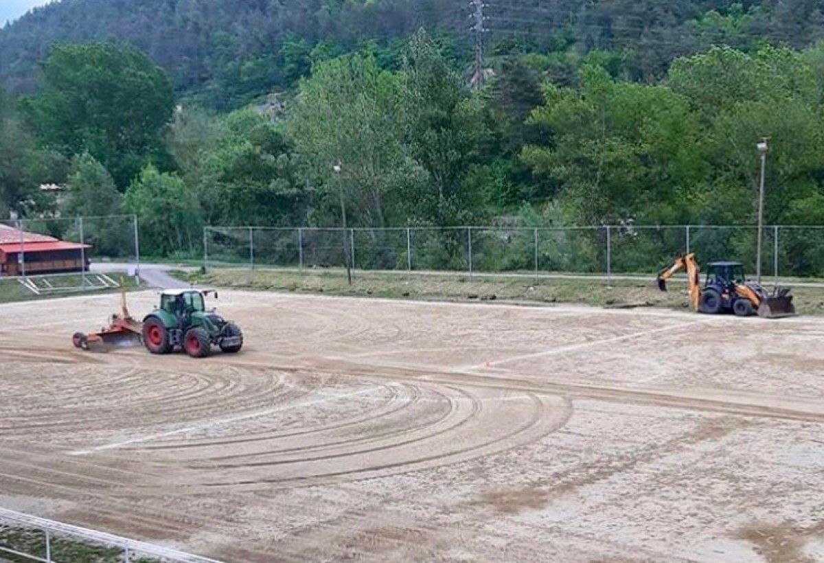 Obres per a la instal·lació de gespa al camp de futbol de Guardiola de Berguedà.