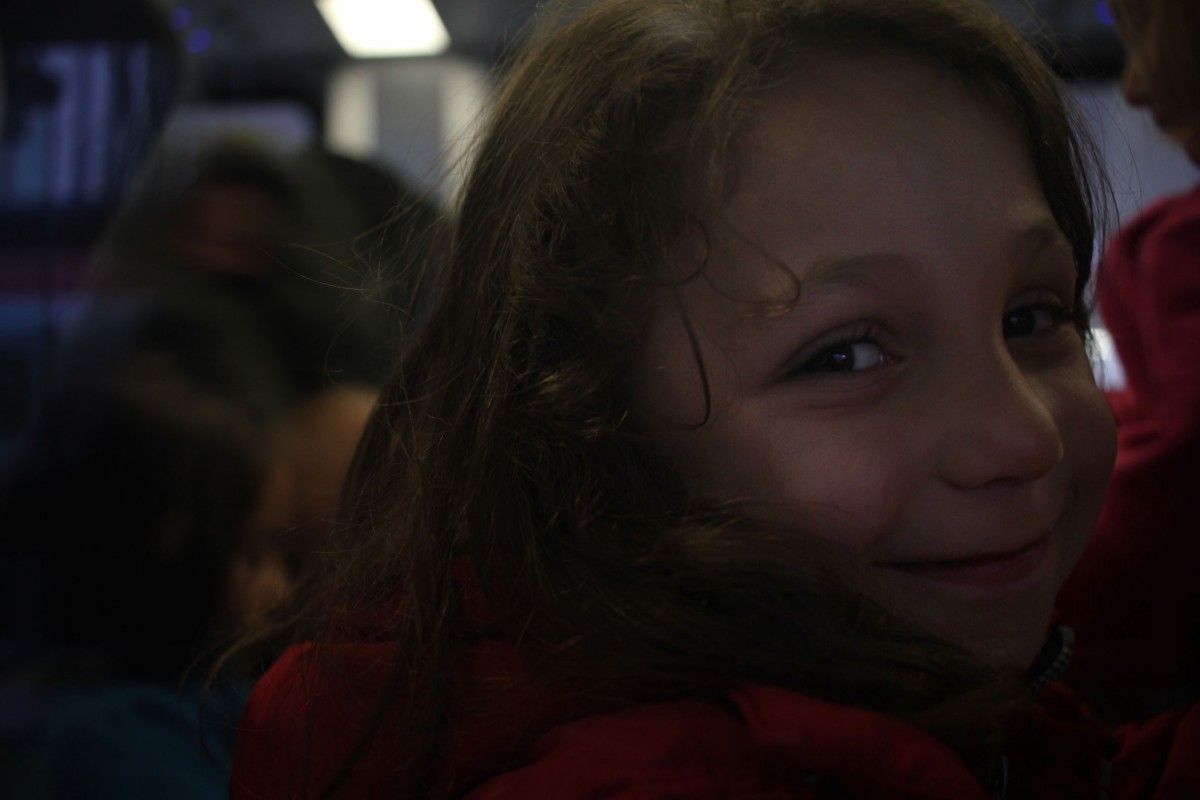 Una nena refugiada, somrient. 