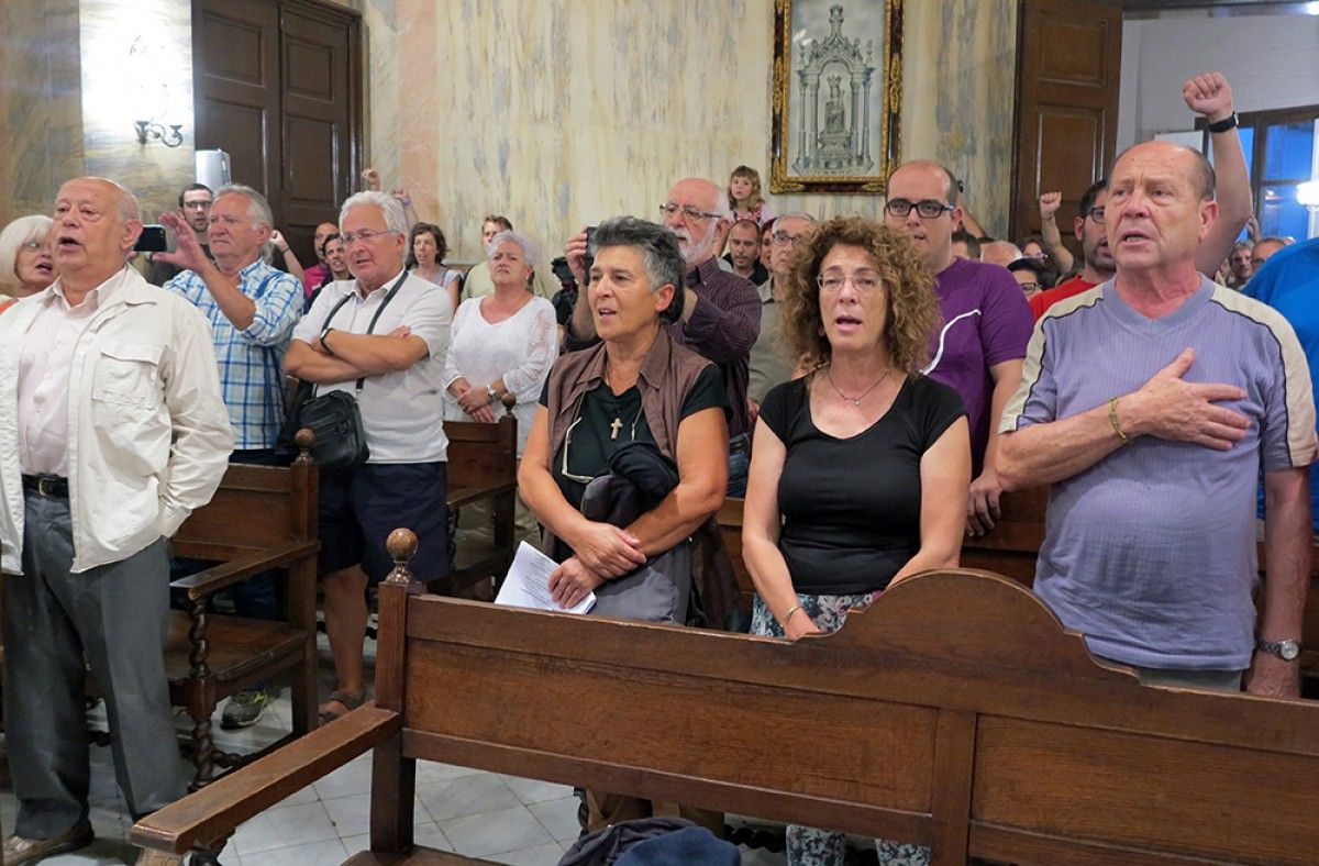 El públic canta els Segadors, després de l'aprovació de la moció. 