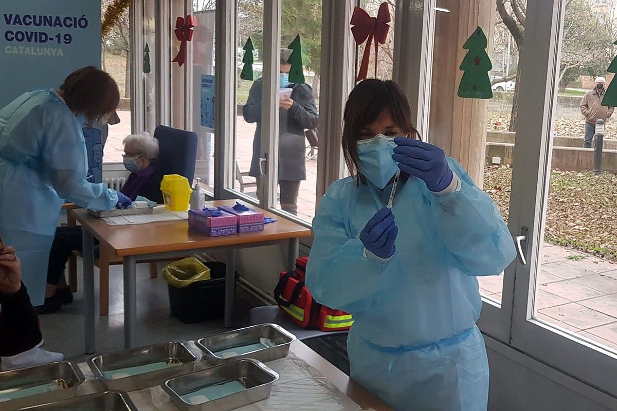 Una infermera preparant la vacuna de la Covid-19 a la residència la Font de Manresa