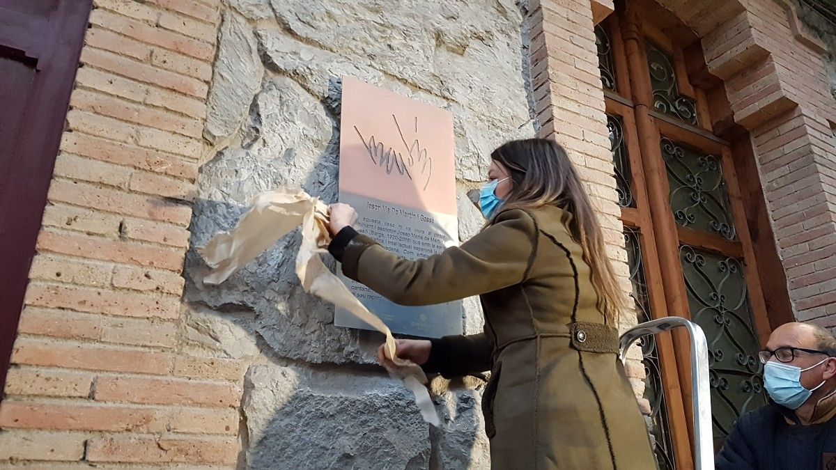 L'alcaldessa Montse Venturós en la descoberta de la placa d'homenatge a l'artista De Martín.