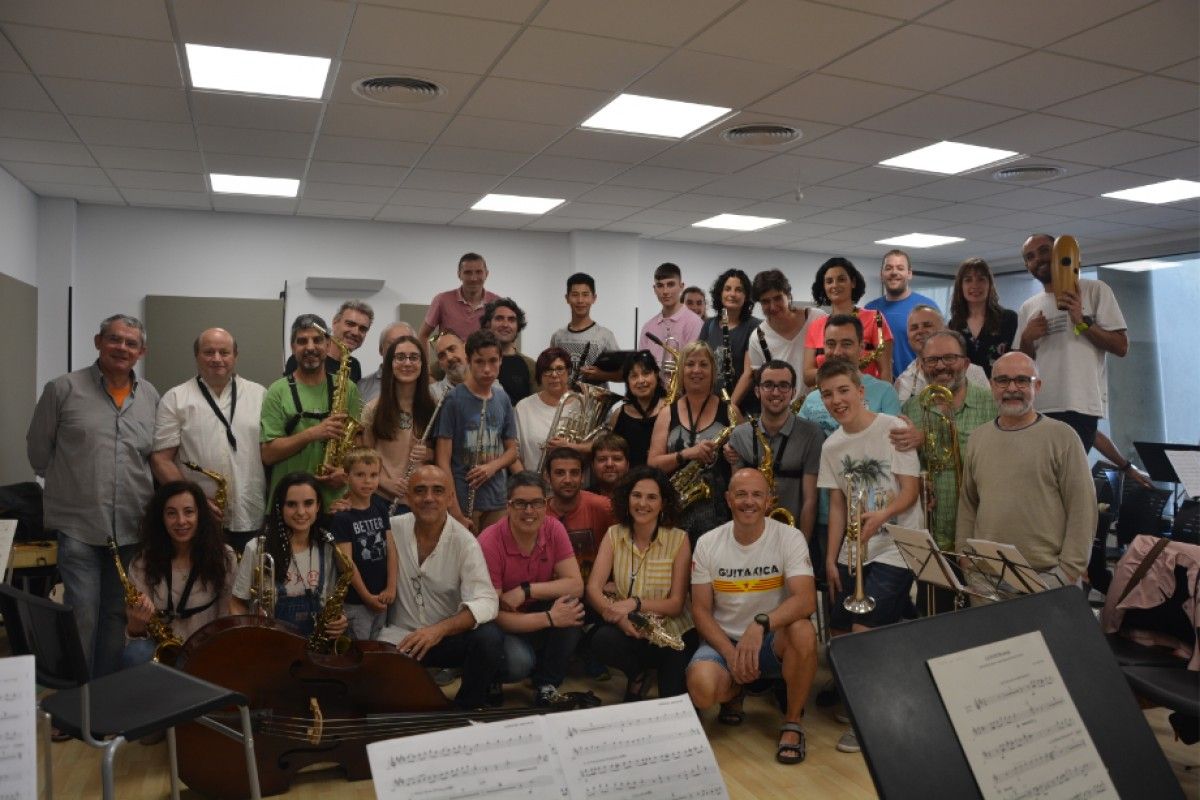 Foto de grup de la banda del Memorial Ricard Cuadra i l'Andrea Motis Quintet després de l'assaig de dissabte.