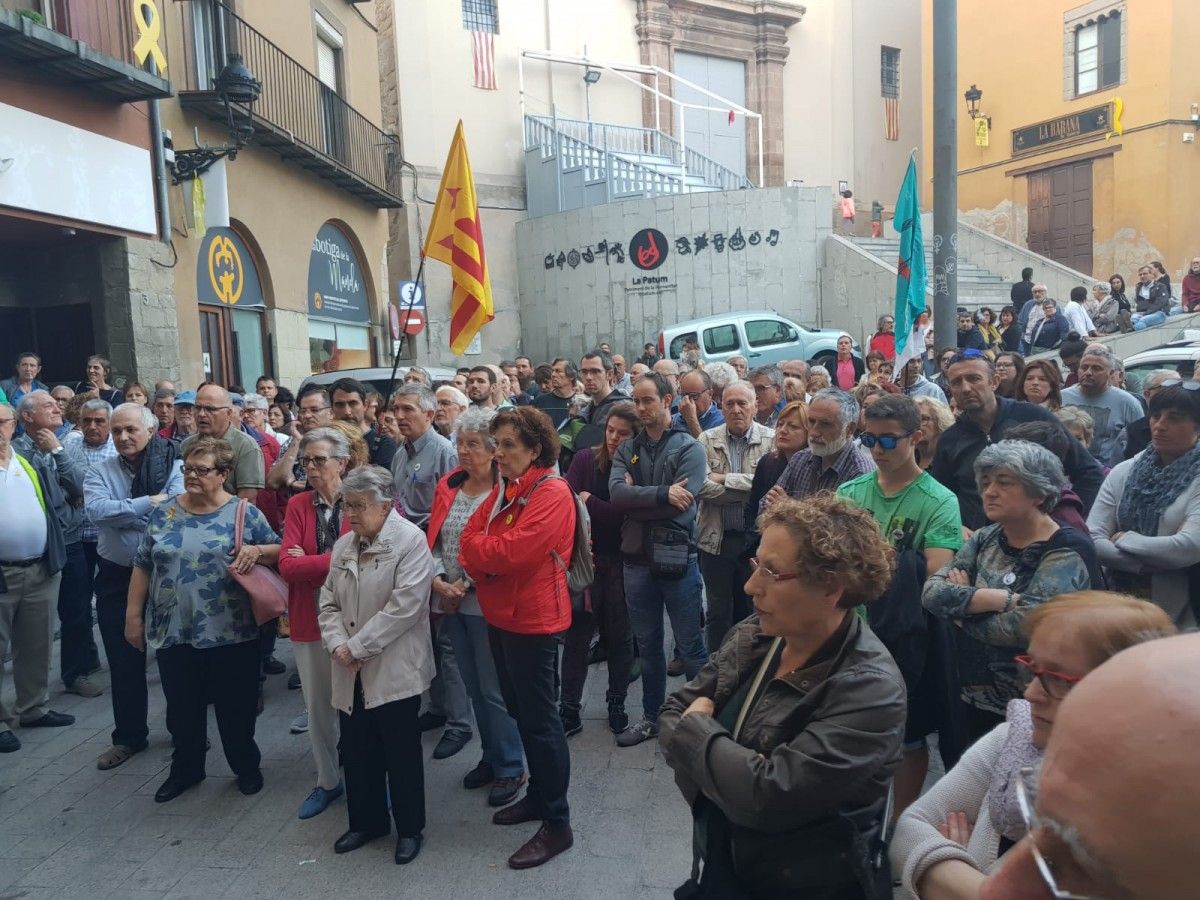 Manifestants a la plaça de Sant Pere de Berga. 