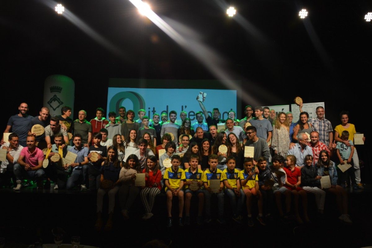 Fotografia de grup de tots els esportistes berguedans premiats o reconeguts a la gala. 