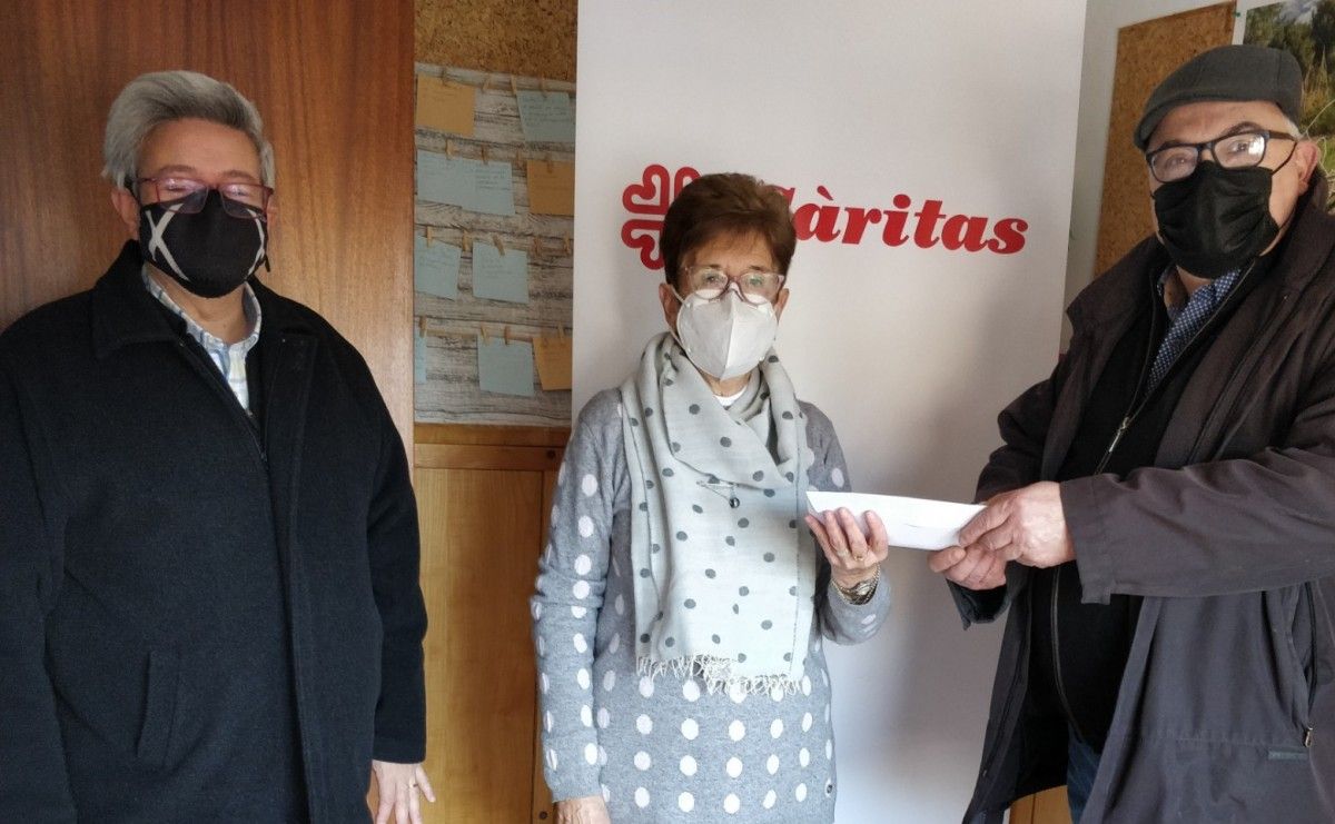 El president de l'associació de veïns, Jordi Travé, ha entregat a la presidenta de Càritas Berga, Glòria Simón, el 50% dels donatius del sorteig de Reis.