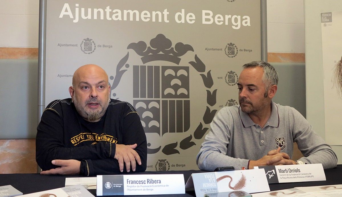 El regidor de Promoció Econòmica, Francesc Ribera, i el gerent de la Federació de la Raça Bruna dels Pirineus, Martí Orriols. 