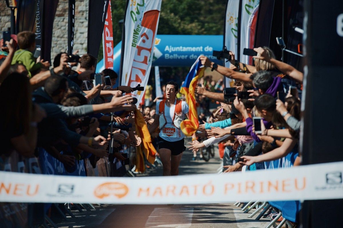 Kilian Jornet ha entrar triomfador a la meta de Marató de l'Ultra Pirineu a Bellver de Cerdanya.