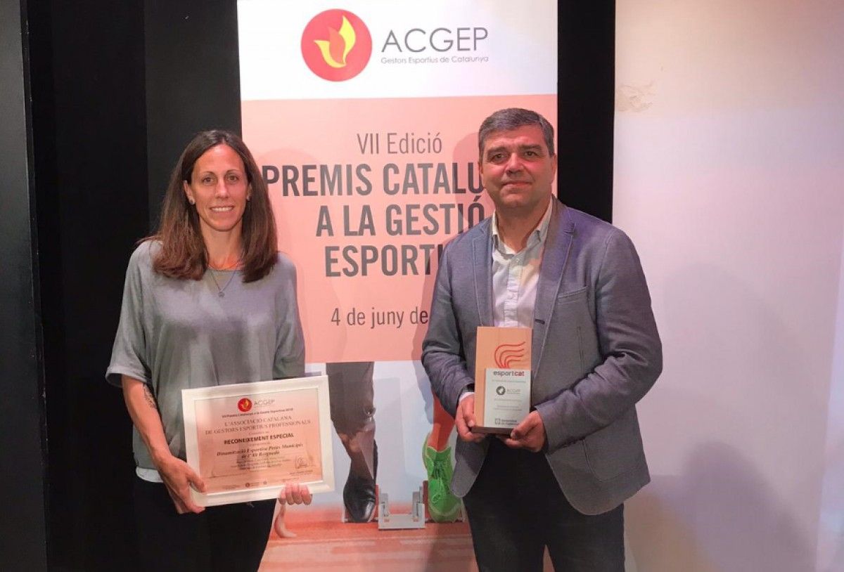 El premi l'ha recollit l'alcalde Cercs, Jesús Calderer, i Vanesa Chirveches, tècnica de dinamització esportiva de l’Alt Berguedà.