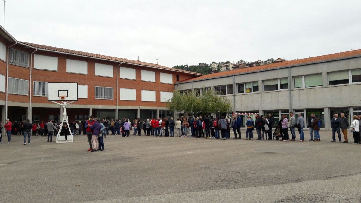 Cua de votants a l'Institut Guillem de Berguedà