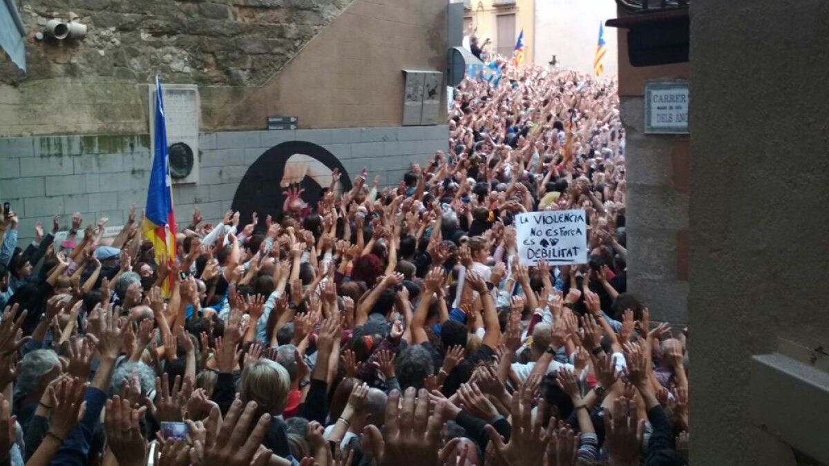 Milers de persones omplen totes les entrades de la plaça de Sant Pere de Berga. 