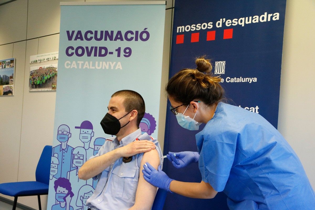Un mosso de la Regió Policial Central rebent la vacuna d'AstraZeneca