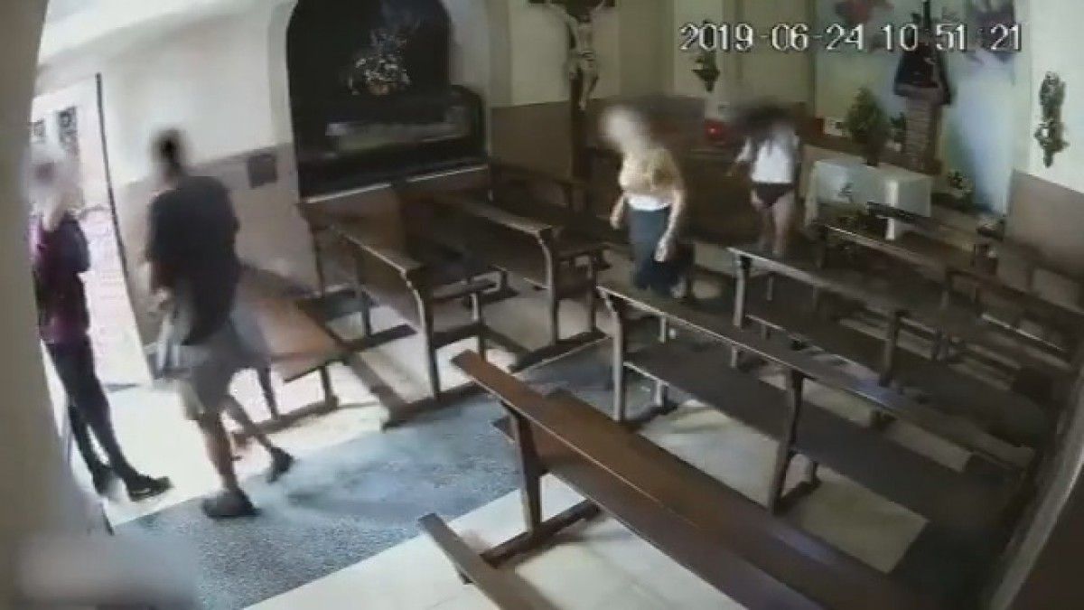 Captura del vídeo difós pels Mossos del furt del Crist