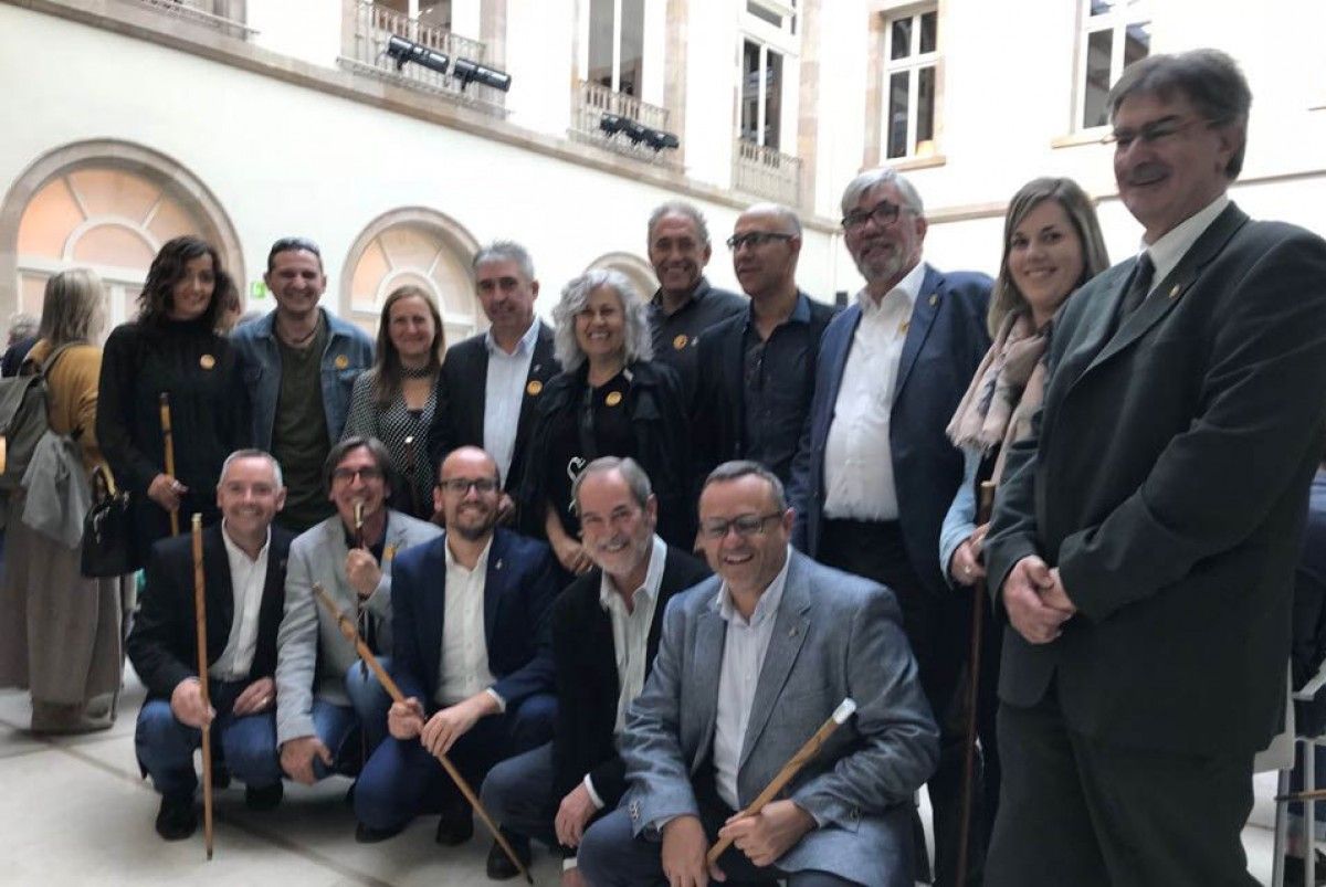Alcaldes del Berguedà donant suport a la declaració d'independència al Parlament. 