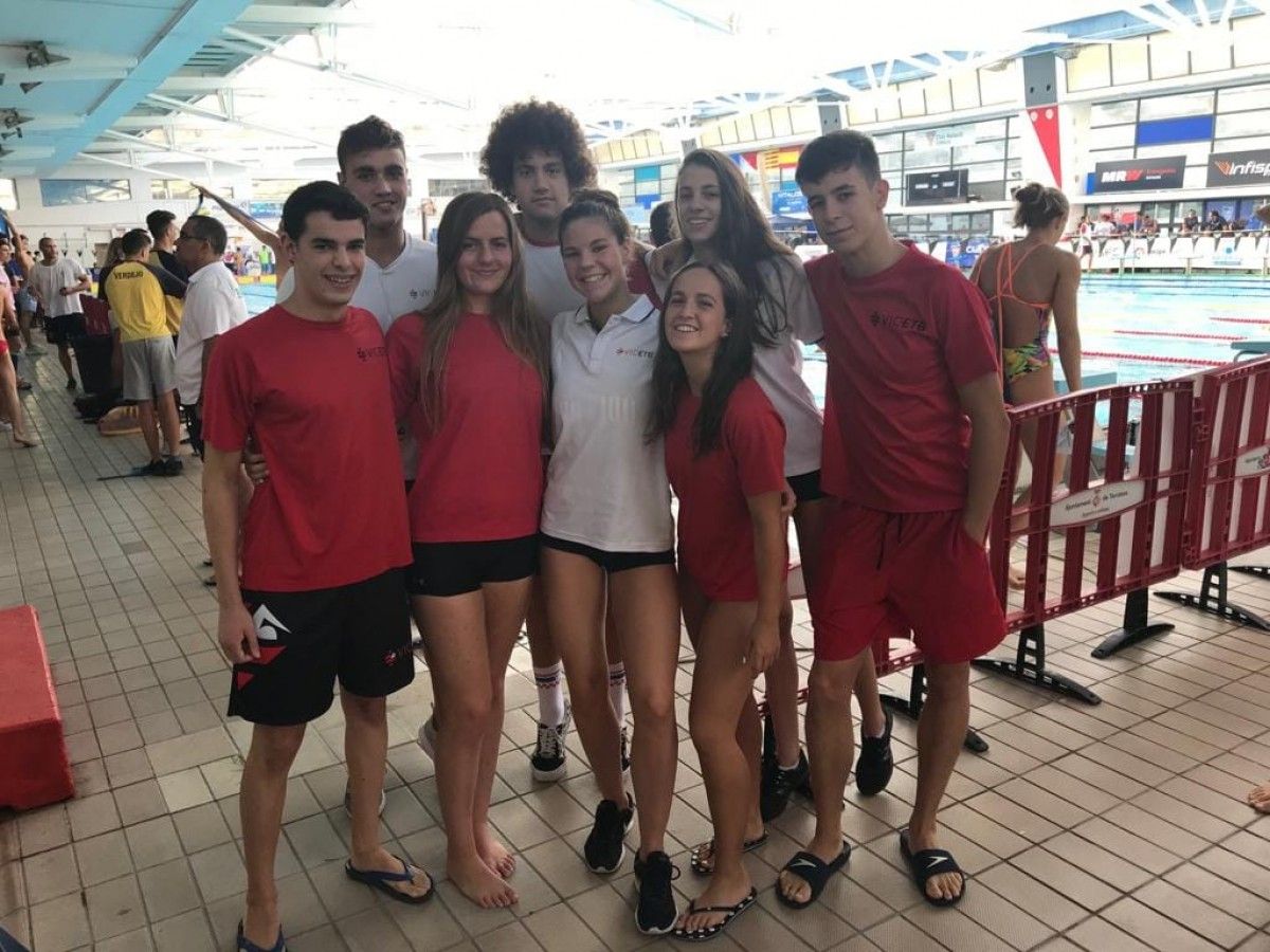 Àneu Ferrer (al centre) amb companys del CN Vic durant els estatals de natació.