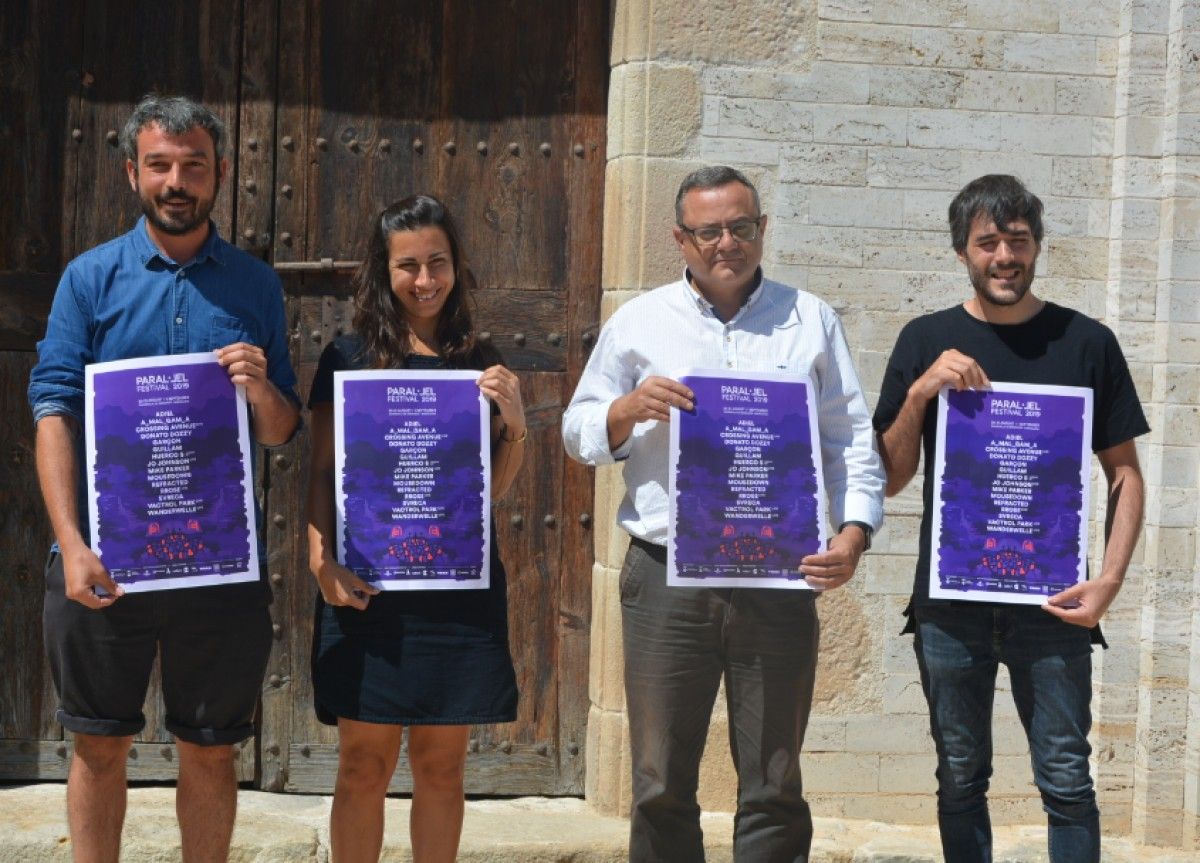 Fèlix Beltran, Esther Casado, Josep Lara i Jordi Agustí amb el cartell. 
