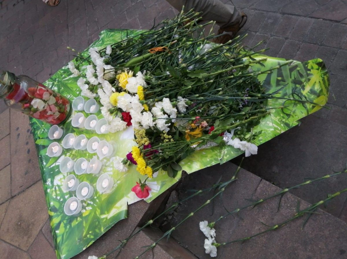 Flors i espelmes en record de les víctimes del 17-A.