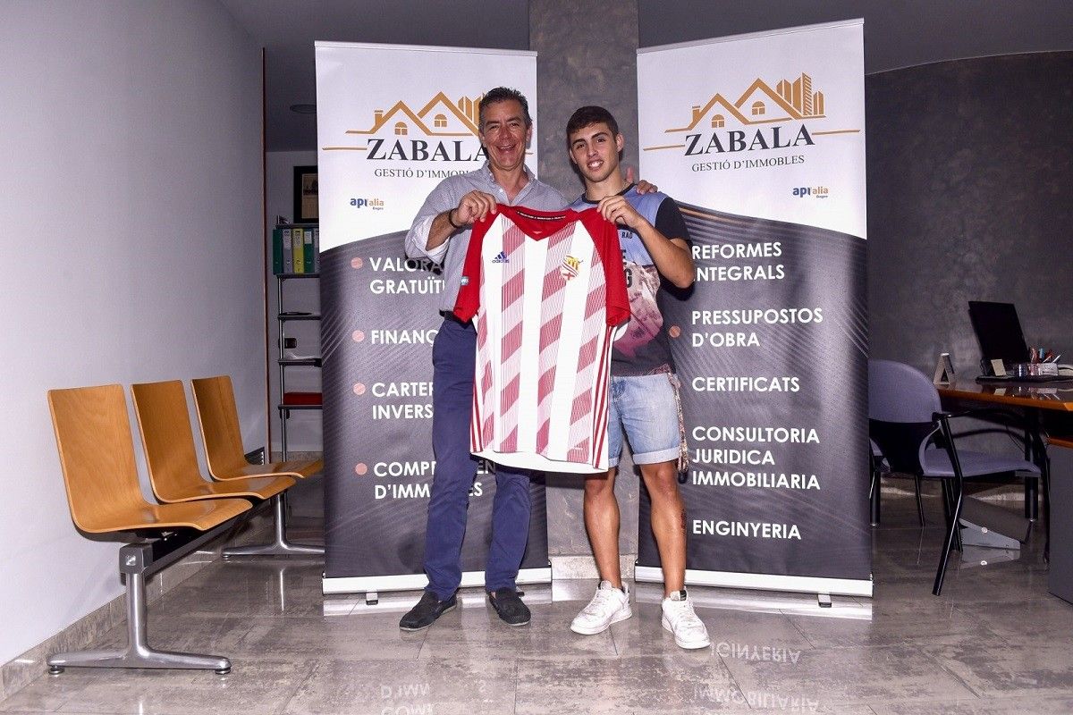 Sergi Gómez, gerent de Zabala gestió d'immobles, amb el nou jugador blanc-i-vermell, Joanet