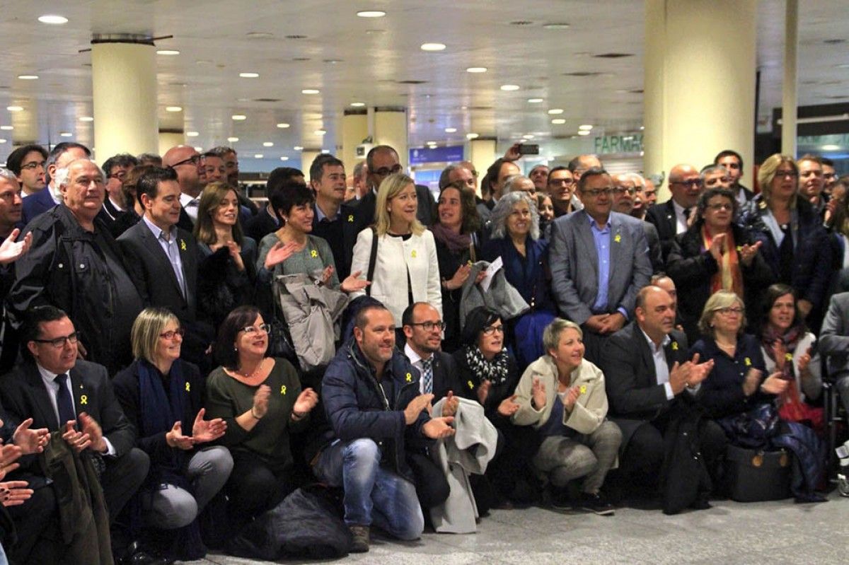 Alcaldes de Catalunya, entre els quals dos del Berguedà, a l'aeroport cap a Brussel·les.