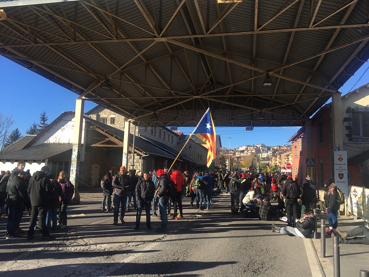 Tallada la frontera a Puigcerdà des d'abans de les 7 del matí