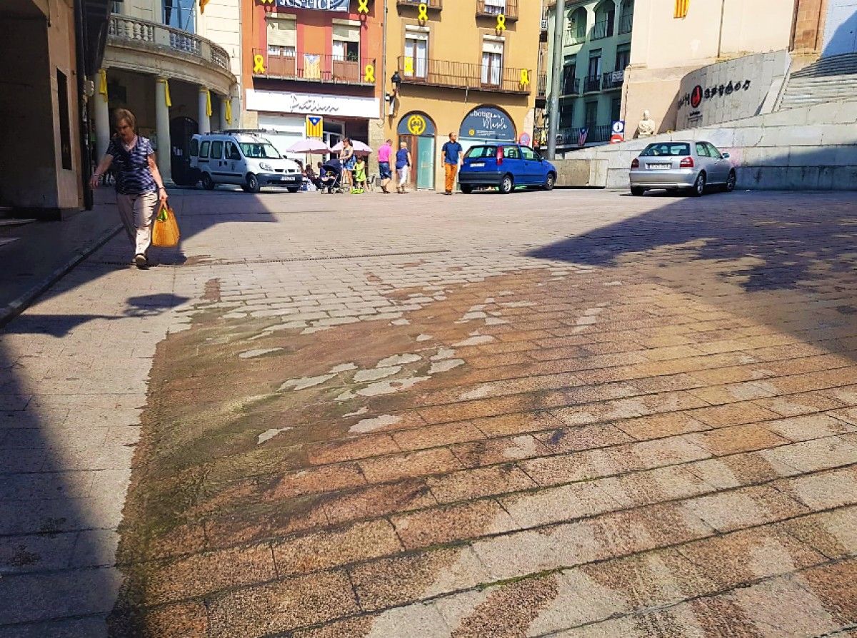 Filtracions d'aigües residuals a la plaça de Sant Pere.