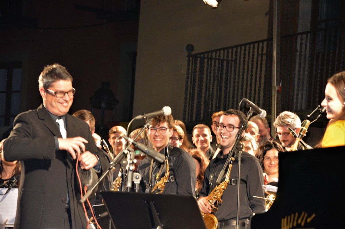 Sergi Cuenca i Andrea Motis damunt de l'escenari, en una foto d'arxiu