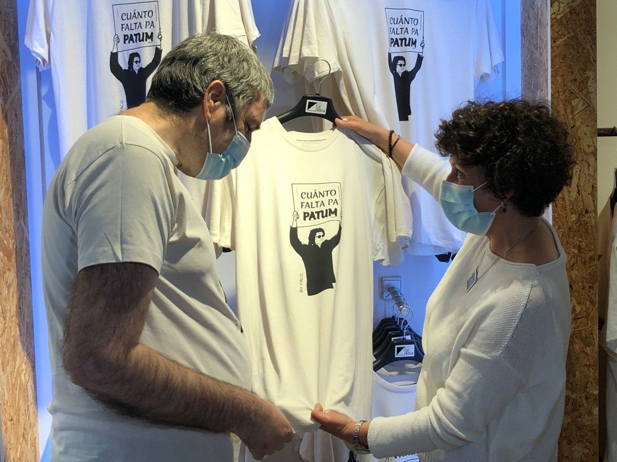 Paco Hernández i Anna Farràs, de la botiga PeuDeRoca, durant la presentació de la samarreta