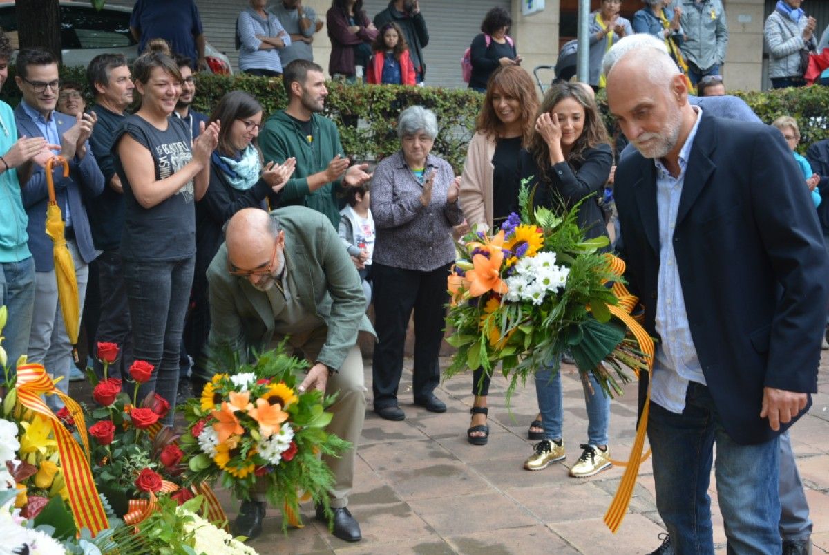 Ofrena floral durant l'acte al monument de Rafael de Casanova de Berga.