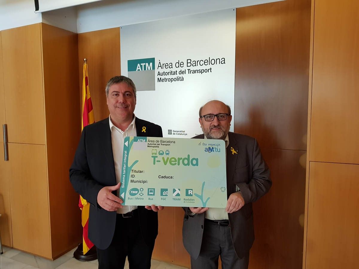 D’esquerra a dreta: Jordi Xena, president de l'AMTU i alcalde de Santa Maria de Palautordera, i Pere Torres, director general de l'ATM de Barcelona presenten la T-Verda