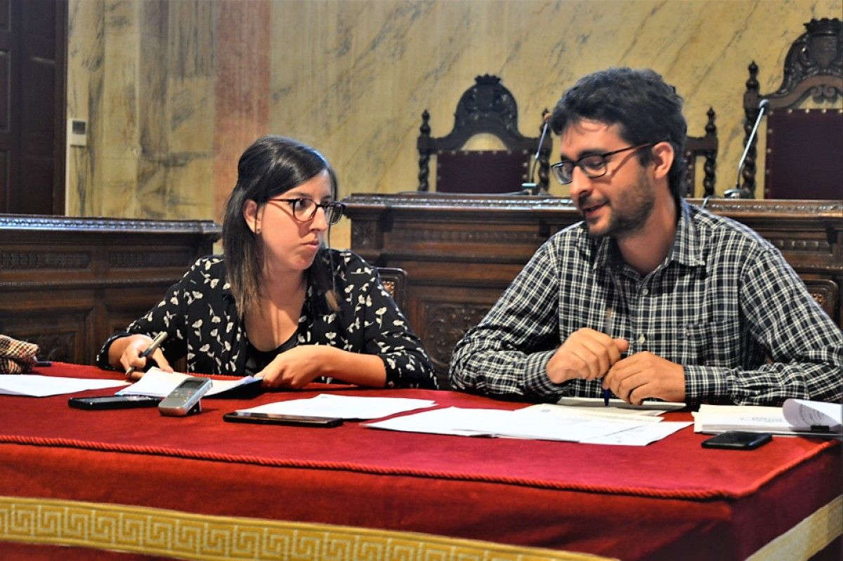 Roda de premsa prèvia al plenari amb els regidors Roser Valverde i Marià Miró.