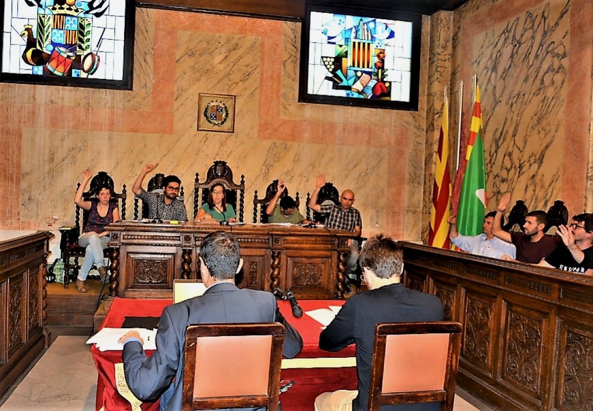 Roser Valverde (al centre) ha presidit el ple per absència de l'alcaldessa Montse Venturós.