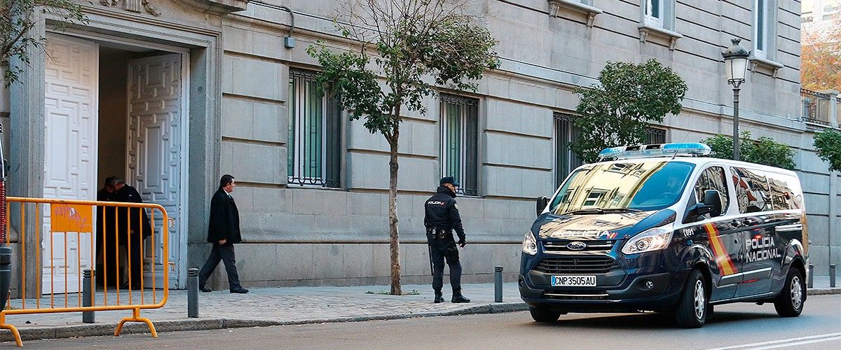 Un furgó de la policia espanyola durant el trasllat dels consellers