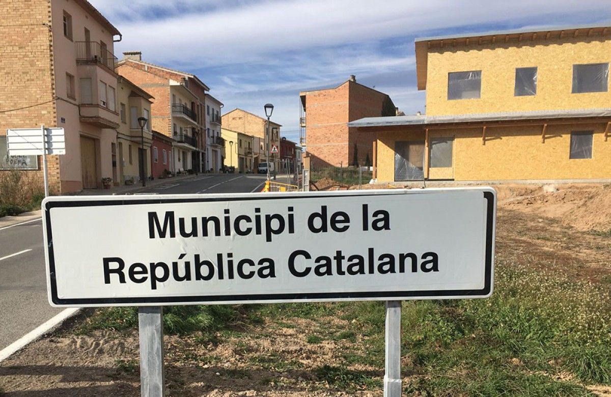 Cartell a Casserres de Municipi de la República Catalana. 