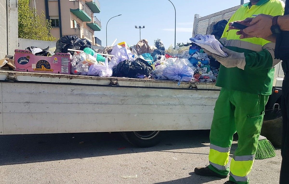 La Policia Local de Berga aixeca actes per deixar escombraries al carrer.